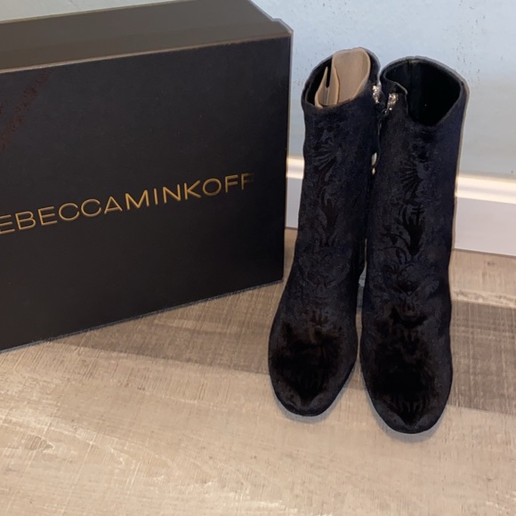 Rebecca Minkoff Bryce Black Floral Block Heel Ankle Bootie Boots New - Picture 4 of 13